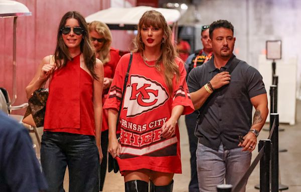 Taylor Swift arrives at Chiefs-Bengals game with some special guests