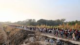 Migrantes parten en nueva caravana a EEUU desde México, frustrados por supuestos retrasos en visas