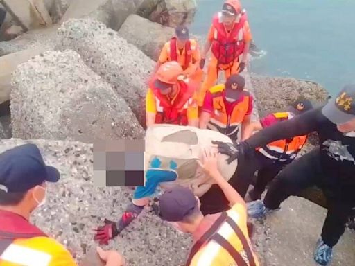 西嶼釣客垂釣跌落消波塊 海面載浮載沉獲救