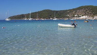 La ciudad a solo 1h de Barcelona a la que puedes llegar este julio por 18 euros: sus playas, entre las mejores de España