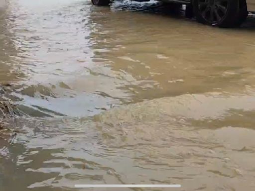 即／大雨狂炸！高雄梓官馬路成湍急河道「驚見湧泉」