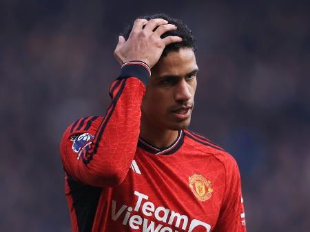 Manchester United anuncia 'barca' e oficializa saídas de Varane e Martial