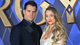 Henry Cavill y su novia Natalie Viscuso están "emocionados" de tener su primer hijo juntos