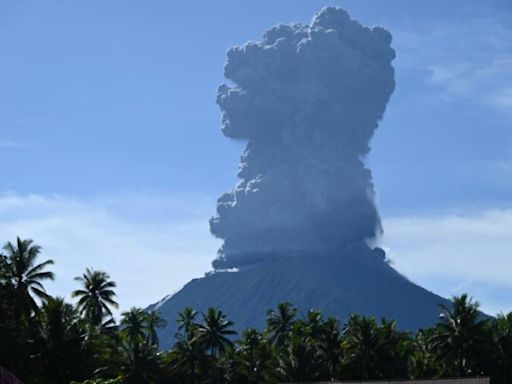 印尼伊布火山再次噴發 火山灰柱衝上5公里高空