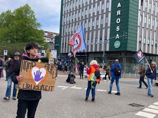 Letzte Generation blockiert Essener Kreuzung – Polizei greift ein