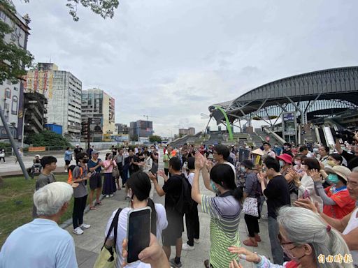 500多人聚集台中車站前 高中、大學生怒吼「反對黑箱、藐視國會」