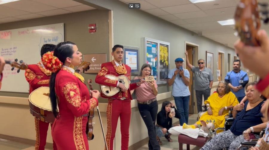 Mom surprised with mariachi at Del Sol Medical Center for Mother’s Day