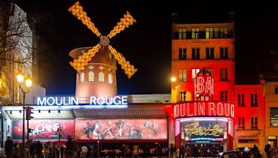 Il famoso Moulin Rouge di Parigi ha perso le sue pale: il crollo è avvenuto stanotte