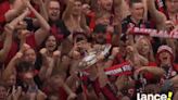 VÍDEO: Capitão do Bayer Leverkusen entrega taça da Bundesliga à torcida após confirmação do título - Lance!