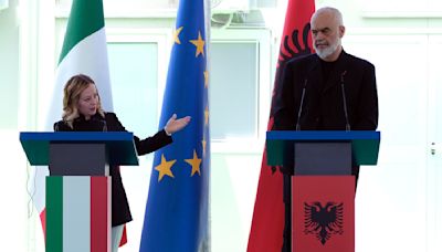 Meloni visita Albania de cara a inicio de polémico plan para retener migrantes con destino a Italia