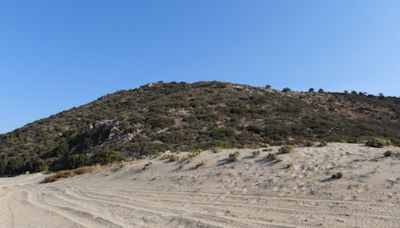 Las dunas griegas, transformadas en pistas de carreras que amenazan el ecosistema local