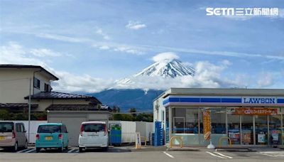 富士山「設黑幕」阻觀光客！1周出現10多個破洞 當局急貼勿觸警示