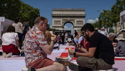 Enorme picnic en los Campos Elíseos