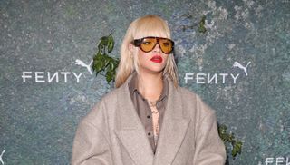 Rihanna celebra colaboración de Fenty y Puma con look 'oversized'