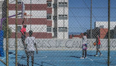 Canarias se declara “incapaz” de garantizar los derechos de casi 6.000 menores migrantes: ¿por qué las islas claman por el reparto?