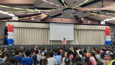 Maestro de primaria de Merced se jubila tras 35 años. Era el ‘rey del 5 de Mayo’