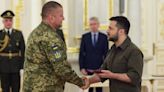 Zelensky echó al jefe de las Fuerzas Armadas en un momento crítico de la guerra para Ucrania