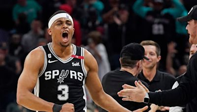 LOOK: Keldon Johnson Seen Supporting Spurs' Coach Gregg Popovich