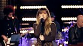 Fans Say Kelly Clarkson ‘Outranks Herself’ in ‘Kellyoke’ Cover of Her Own Song