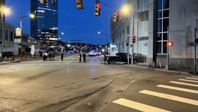 Driver hits 2 pedestrians in Downtown Pittsburgh after suffering medical emergency, officials say