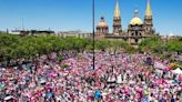 Elecciones 2024: Llega la "Marea Rosa" a Plaza Liberación para defender la democracia en Jalisco