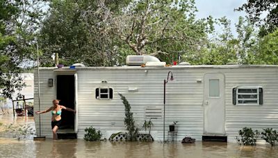 Inundaciones catastróficas obligan a rescatar a cientos en Texas y amenazan otros estados - La Opinión