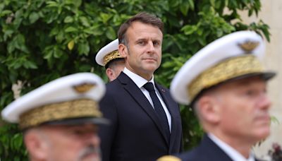 Francia busca un primer ministro con respaldo para sobrevivir a mociones de censura