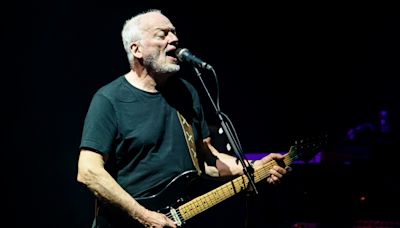 David Gilmour’s Final ‘Comfortably Numb’? Watch the Pink Floyd Icon Play ‘The Wall’ Classic in 2016