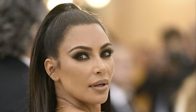 Kim Kardashian recibe miradas atrevidas con su traje deportivo, mientras cruza la calle - El Diario NY