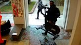 Insólito robo en Palermo: a plena luz del día, rompió la puerta de vidrio de un local y se llevó una costosa bicicleta fija