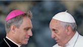 El papa Francisco recibió al ex secretario privado de Benedicto, con quien mantuvo una tensa relación