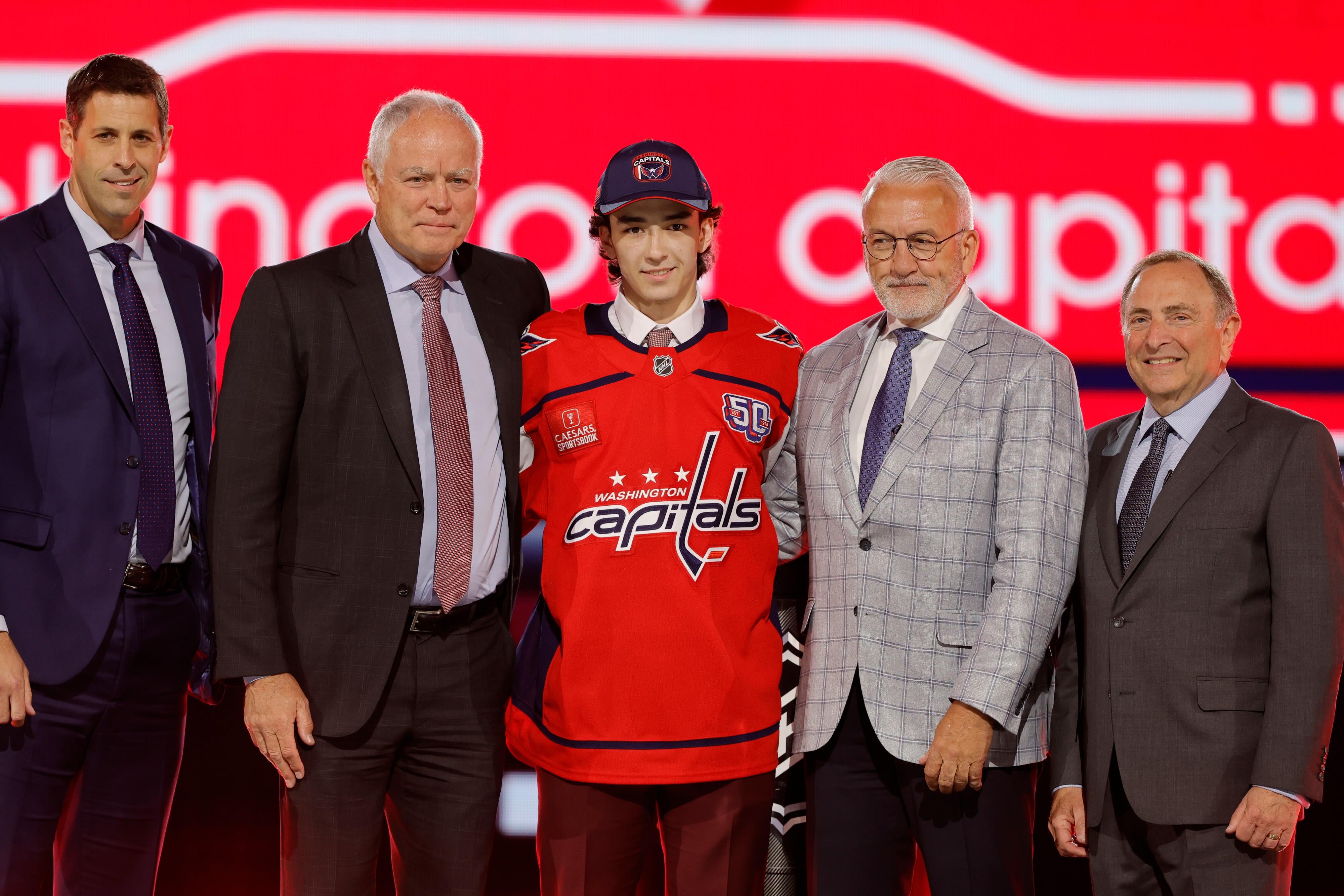 Capitals take winger Terik Parascak with 17th pick in NHL draft