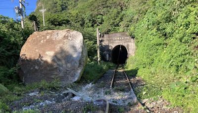 台鐵和仁隧道天降巨石砸壞鋼軌、電車線 估7/5搶通東正線雙線通車