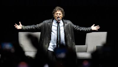 El show de Milei: el presidente argentino cantó durante la presentación de su libro en Buenos Aires