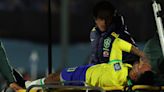 Se confirmó la grave lesión de Neymar en la rodilla izquierda, que lo alejará varios meses de las canchas