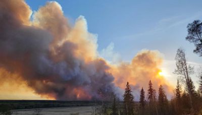 Incendios forestales difíciles de manejar arrasan Canadá y amenazan a una comunidad marcada por una catástrofe pasada