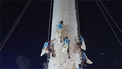 香港長洲「搶包山」大賽！ 12人爬14公尺高塔比拚