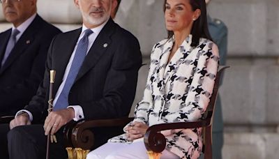 La Reina Letizia, imparable a pesar de su lesión, deslumbra con su look bicolor en el aniversario de la Policía Nacional