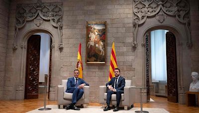 Sánchez y Aragonès escenifican el traspaso de nuevas competencias al Govern para allanar la investidura de Illa