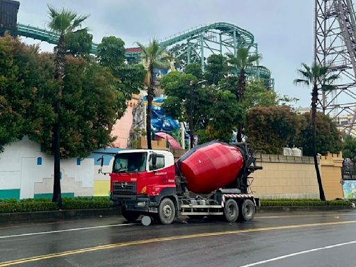 影／高雄女騎士擦撞水泥預拌車 醫護死神搶命！恢復心跳