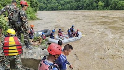 尼泊爾連日大雨釀土石流 2公車遭沖入河中65人失蹤