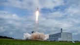 SpaceX Falcon Heavy rocket launches NASA's Psyche probe to bizarre metal asteroid (video)