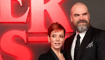 Lily Allen diz que David Harbour controla quais aplicativos ela tem no celular