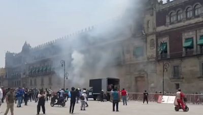Normalistas de Ayotzinapa lanzan petardos a Palacio Nacional durante manifestación; hay varios heridos