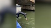 Vídeo | La ministra de Deportes francesa se baña en el Sena para demostrar que el río está limpio de cara a los JJ OO