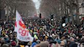 Pese a protestas, Macron se aferra a reforma de pensiones