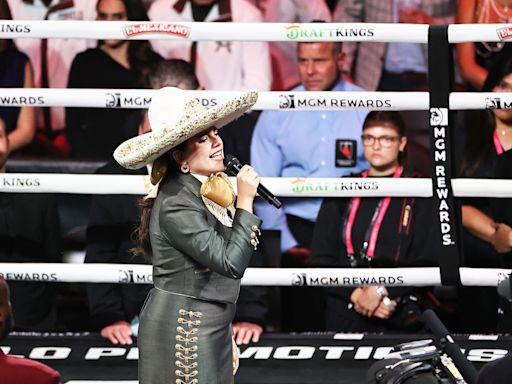 Camila Fernández comete error al cantar el Himno Nacional en Las Vegas y, ante las críticas, 'Canelo' la defiende