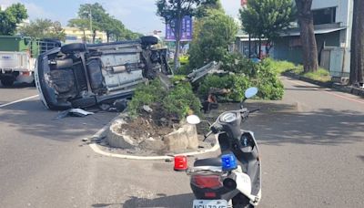 快訊／高雄休旅車「騎上分隔島」側翻畫面曝 駕駛受傷困車內