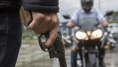 Pareja de motociclistas víctima de robo en Medellín terminó refugiándose en vehículo particular que pasaba por el frente