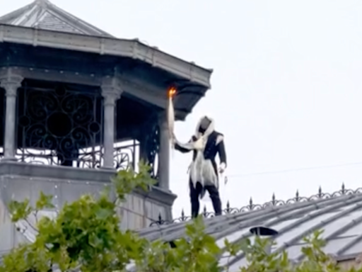 JO de Paris 2024 : mais qui est le mystérieux homme masqué, qui a porté la flamme sur les toits de la capitale ? (VIDEO)